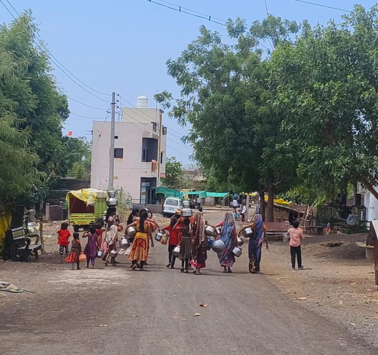 आदिवासी ग्राम वसाली येथे भिषण पाणी टंचाई…घोटभर पाण्यासाठी महिलांची भटकंतीआदिवासी ग्राम वसाली येथे भिषण पाणी टंचाई…ग्रामपंचायतीचा दुर्लक्षीत कारभार
